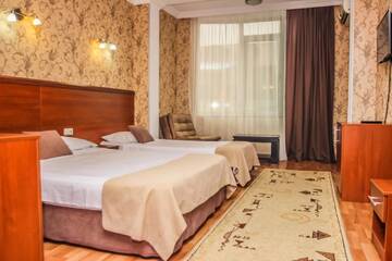 Фото номера Двухместный номер Делюкс с 2 отдельными кроватями Отель Hotel Istanbul г. Батуми 4