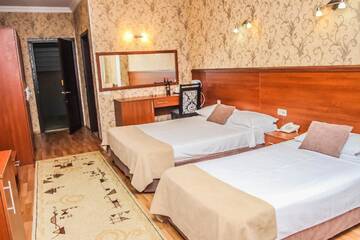 Фото номера Стандартный трехместный номер Отель Hotel Istanbul г. Батуми 4
