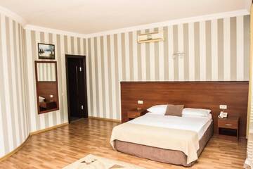Фото номера Двухместный номер Делюкс с 1 кроватью Отель Hotel Istanbul г. Батуми 4