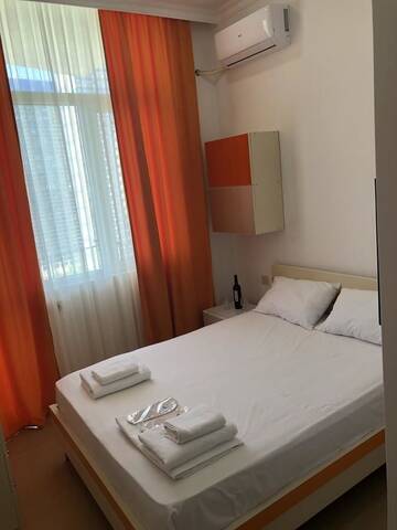 Фото номера Двухместный номер с 1 кроватью и балконом Отель Orange Home Hotel г. Батуми 7