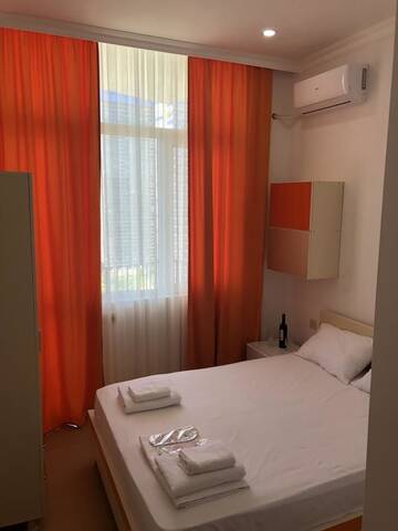 Фото номера Двухместный номер с 1 кроватью и балконом Отель Orange Home Hotel г. Батуми 9