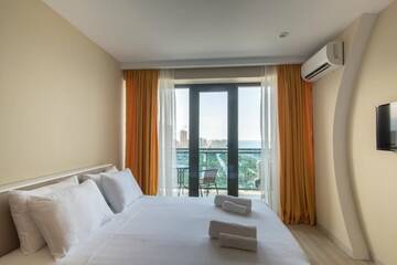 Фото номера Улучшенный двухместный номер с 1 кроватью Отель Orbi Beach Tower Hotel Official г. Батуми 26