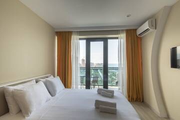 Фото номера Улучшенный двухместный номер с 1 кроватью Отель Orbi Beach Tower Hotel Official г. Батуми 4