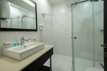 Фото номера Полулюкс с видом на море Отель Orbi Beach Tower Hotel Official г. Батуми 11