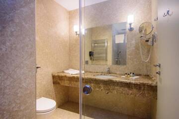 Фото номера Стандартный двухместный номер с 1 кроватью Отель The Grand Gloria Hotel г. Батуми 5