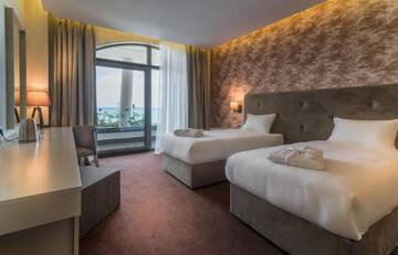 Фото номера Улучшенный двухместный номер с 2 отдельными кроватями Отель The Grand Gloria Hotel г. Батуми 2