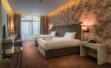 Фото номера Улучшенный двухместный номер с 2 отдельными кроватями Отель The Grand Gloria Hotel г. Батуми 3