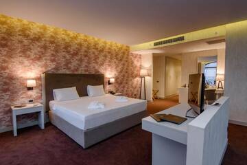 Фото номера Двухместный номер Делюкс с 1 кроватью Отель The Grand Gloria Hotel г. Батуми 3