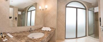 Фото номера Двухместный номер Делюкс с 1 кроватью Отель The Grand Gloria Hotel г. Батуми 7