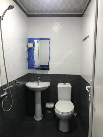 Фото номера Трехместный номер с ванной комнатой Гостевой дом Linda Guest house г. Батуми 2