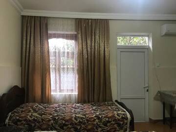 Фото номера Трехместный номер с ванной комнатой Гостевой дом Linda Guest house г. Батуми 3