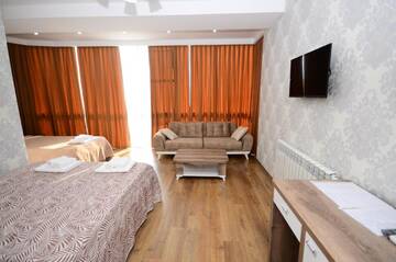 Фото номера Стандартный трехместный номер Отель Dream Tower г. Батуми 6