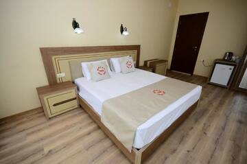 Фото номера Люкс с кроватью размера «king-size» и балконом Отель Hotel 725 B г. Батуми 12