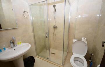Фото номера Просторный двухместный номер с 2 отдельными кроватями Отель Hotel 725 B г. Батуми 3