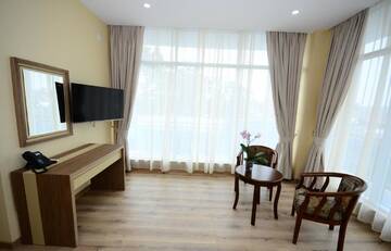 Фото номера Люкс с кроватью размера «king-size» и балконом Отель Hotel 725 B г. Батуми 13