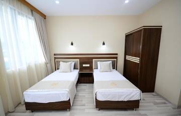 Фото номера Просторный двухместный номер с 2 отдельными кроватями Отель Hotel 725 B г. Батуми 4