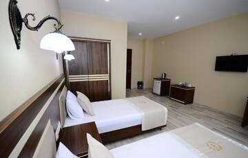 Фото номера Просторный двухместный номер с 2 отдельными кроватями Отель Hotel 725 B г. Батуми 6