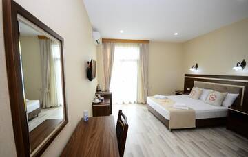 Фото номера Большой двухместный номер с 1 кроватью Отель Hotel 725 B г. Батуми 5
