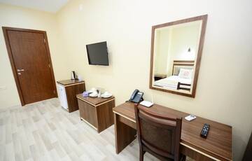 Фото номера Трехместный номер Отель Hotel 725 B г. Батуми 6