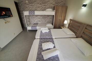 Фото номера Семейный номер с балконом Гостевой дом Guest House Holiday Village г. Батуми 17