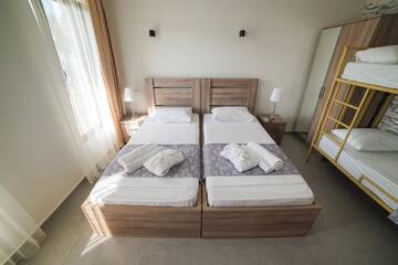 Фото номера Семейный номер с балконом Гостевой дом Guest House Holiday Village г. Батуми 18