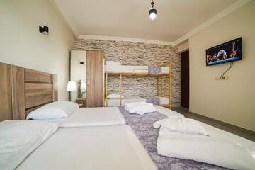 Фото номера Семейный номер с балконом Гостевой дом Guest House Holiday Village г. Батуми 4