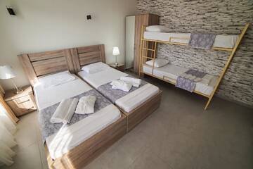 Фото номера Семейный номер с балконом Гостевой дом Guest House Holiday Village г. Батуми 5