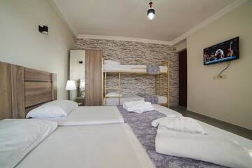 Фото номера Семейный номер с балконом Гостевой дом Guest House Holiday Village г. Батуми 6