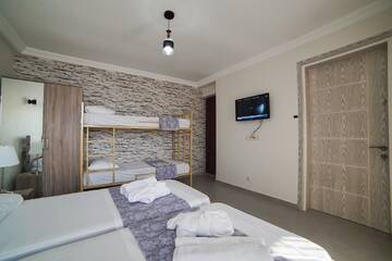 Фото номера Семейный номер с балконом Гостевой дом Guest House Holiday Village г. Батуми 7