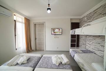 Фото номера Семейный номер с балконом Гостевой дом Guest House Holiday Village г. Батуми 10