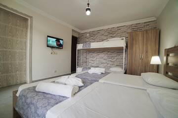 Фото номера Семейный номер с балконом Гостевой дом Guest House Holiday Village г. Батуми 16
