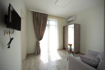Фото номера Четырехместный номер с балконом Отель Orange Garden Hotel г. Батуми 12