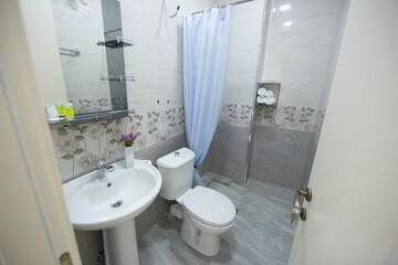 Фото номера Четырехместный номер с балконом Отель Orange Garden Hotel г. Батуми 13