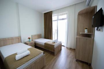 Фото номера Стандартный двухместный номер с 2 отдельными кроватями Отель Orange Garden Hotel г. Батуми 2