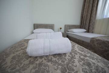 Фото номера Стандартный двухместный номер с 2 отдельными кроватями Отель Orange Garden Hotel г. Батуми 3
