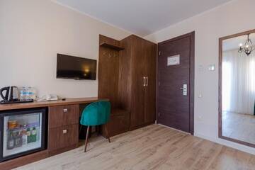 Фото номера Двухместный номер с 1 кроватью и балконом Отель HOTEL BLOOM г. Батуми 7