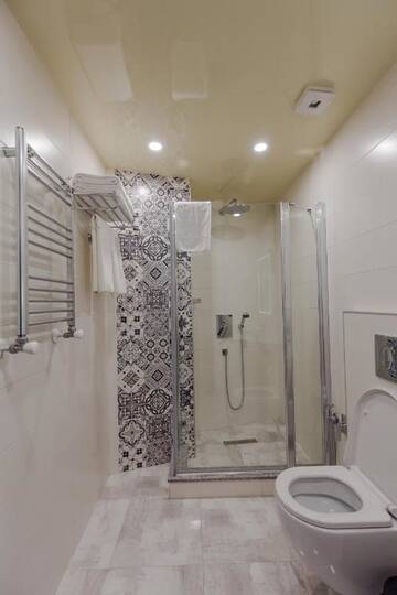 Фото номера Двухместный номер с 1 кроватью, вид на сад Отель HOTEL BLOOM г. Батуми 4