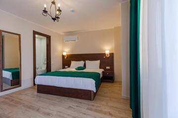 Фото номера Двухместный номер с 1 кроватью и балконом Отель HOTEL BLOOM г. Батуми 2