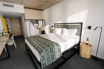 Фото номера Номер с кроватью размера «queen-size» и балконом Отель Kartuli Hotel г. Батуми 14
