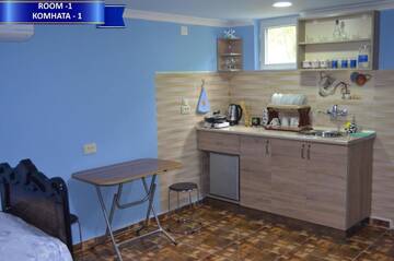 Фото номера Трехместный номер «Комфорт» с душем Гостевой дом Guesthouse kalakala г. Батуми 87