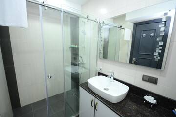 Фото номера Улучшенный двухместный номер с 1 кроватью Отель BATUMI PALM HOTEL г. Батуми 5