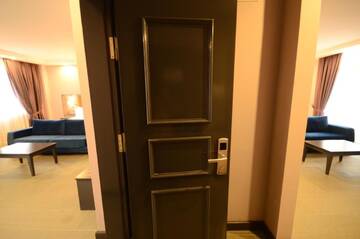 Фото номера Улучшенный двухместный номер с 1 кроватью Отель BATUMI PALM HOTEL г. Батуми 6