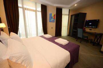 Фото номера Люкс с террасой Отель BATUMI PALM HOTEL г. Батуми 4