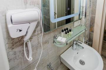 Фото номера Двухместный номер с 2 отдельными кроватями и балконом Отель Green Line Batumi г. Батуми 16