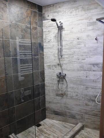 Фото номера Двухместный номер с 2 отдельными кроватями и балконом Отель Green Line Batumi г. Батуми 14