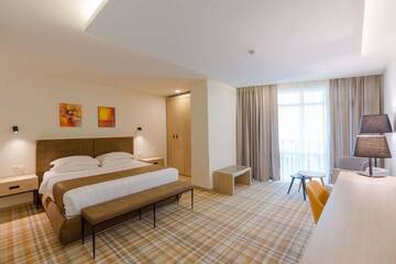 Фото номера Двухместный номер с 1 кроватью размера &quot;king-size&quot; Отель Best Western Premier Batumi г. Батуми 2