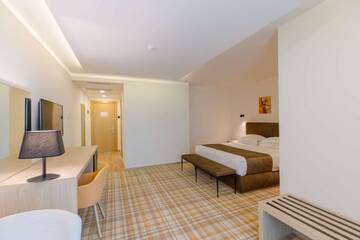 Фото номера Двухместный номер с 1 кроватью размера &quot;king-size&quot; Отель Best Western Premier Batumi г. Батуми 6