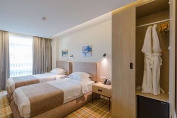 Фото номера Двухместный номер с 2 односпальными кроватями Отель Best Western Premier Batumi г. Батуми 3