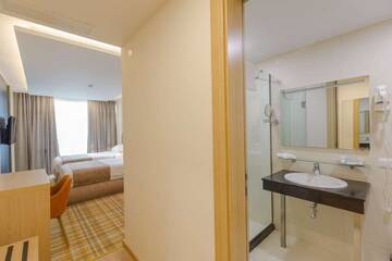 Фото номера Двухместный номер с 1 кроватью размера «king-size» Отель Best Western Premier Batumi г. Батуми 4