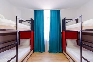 Фото номера Кровать в общем 4-местном номере для мужчин и женщин Отель Komuna Hostel &amp; Hotel г. Батуми 2